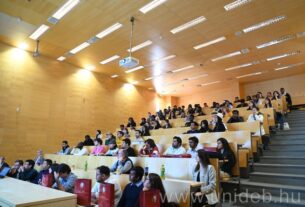 Students participating in the English-language courses of the Faculty of Science and Technology were introduced to scientific work